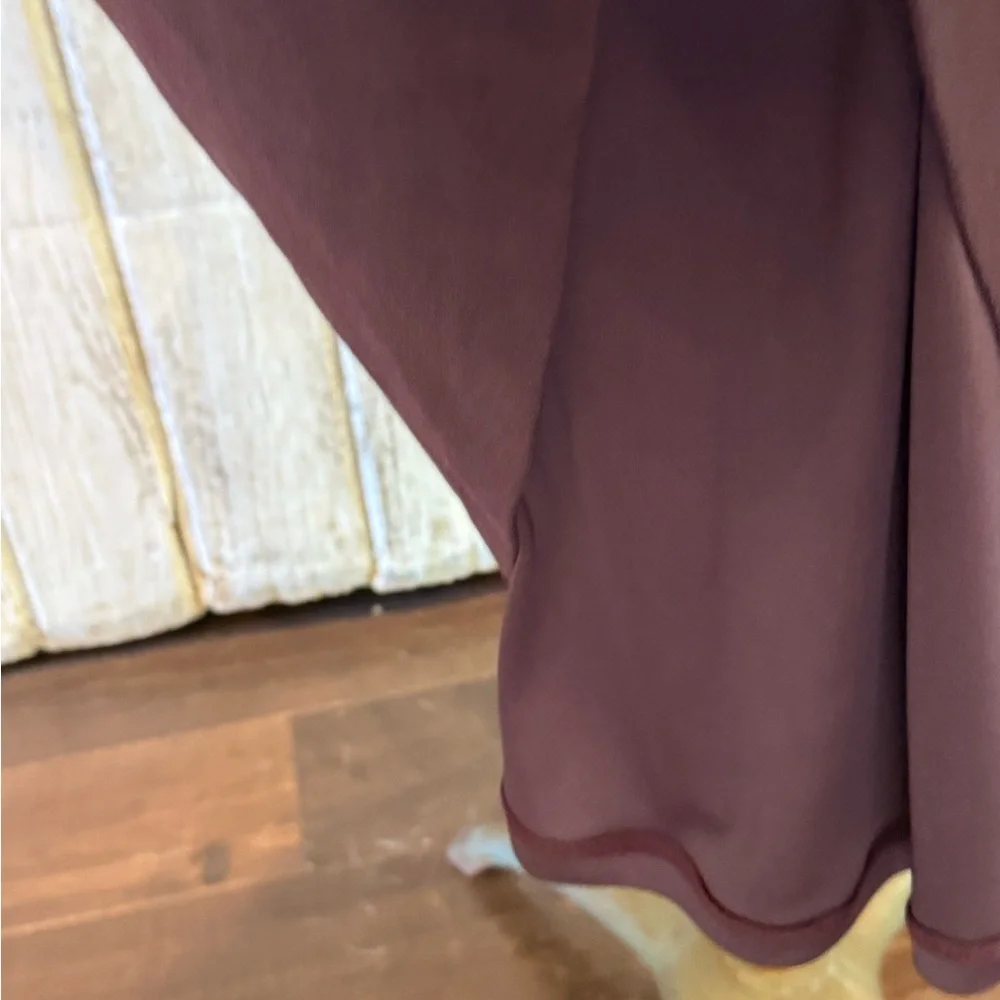 Elegant Purple Dress with Red Accents - Picture 5 of 14